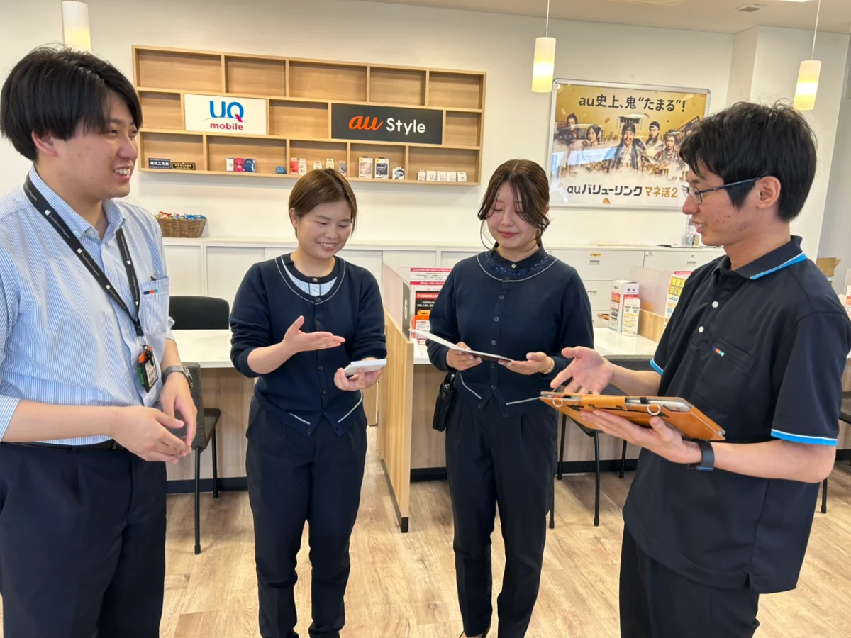 スタッフ同士でノートを見ながら情報共有している様子