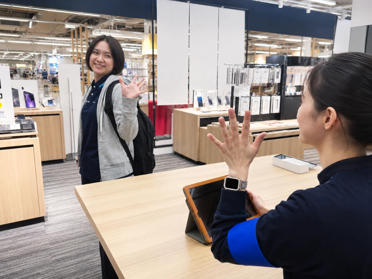 笑顔で手を振る女性スタッフ