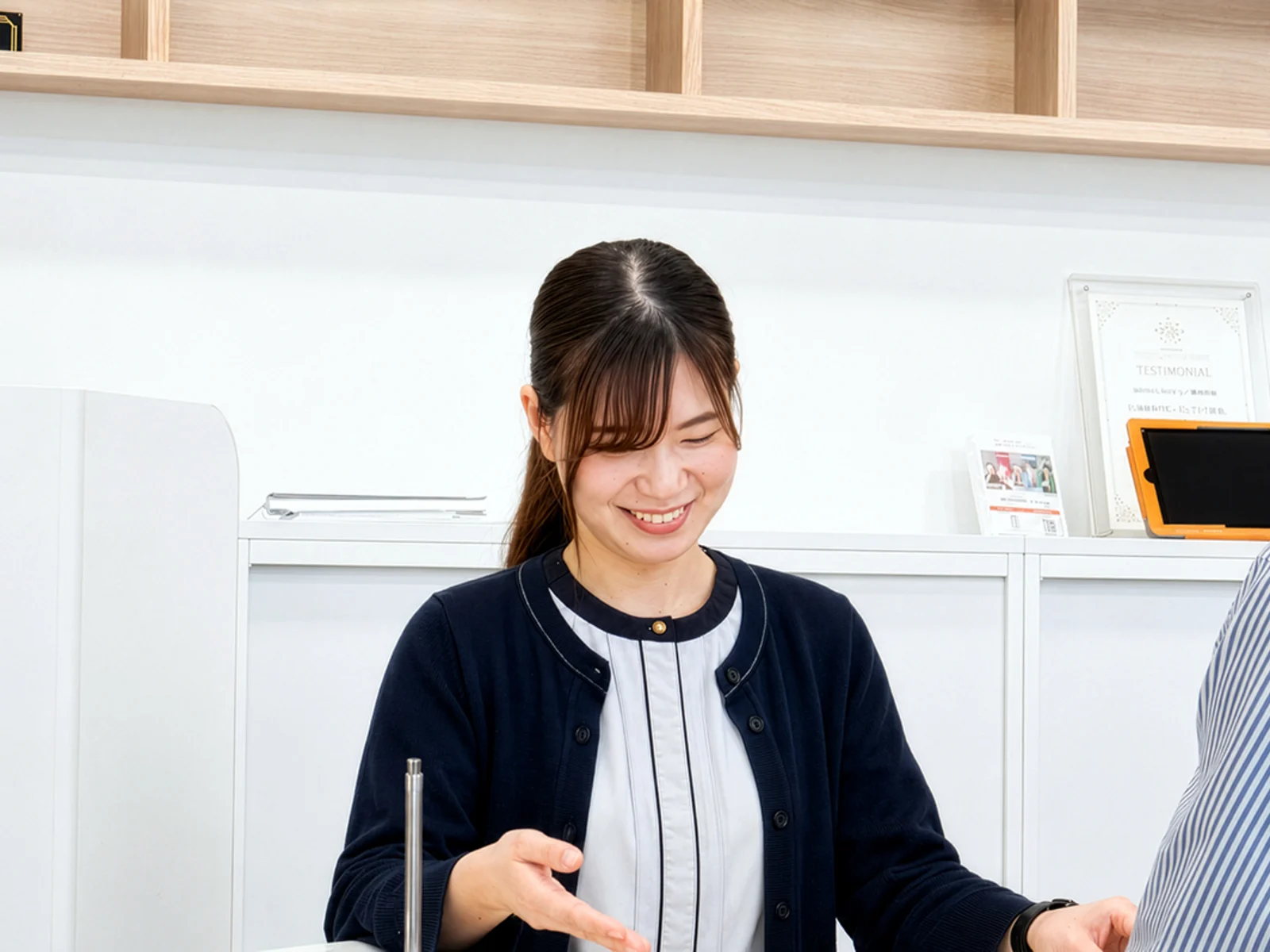 店舗でスマホを確認し合うスタッフたち