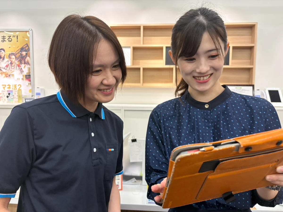 先輩スタッフから接客や知識を学ぶ研修の様子