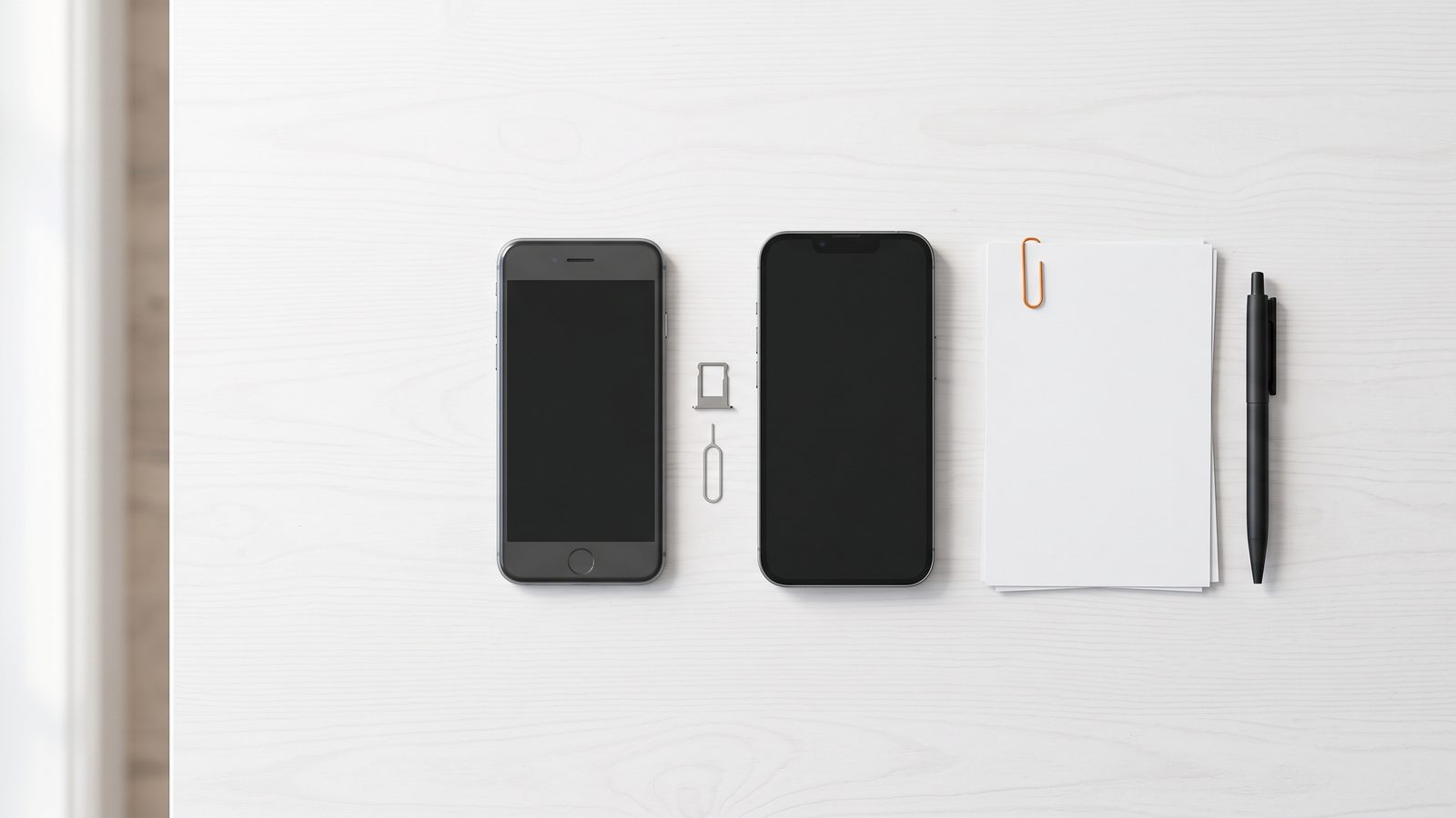 新旧2台のスマートフォンとケーブル、明細書